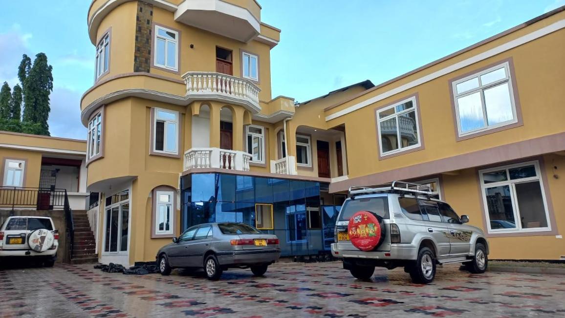Moments Park Motel Daressalam Exterior foto