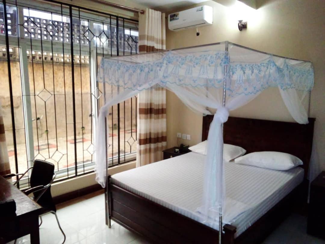 Moments Park Motel Daressalam Exterior foto