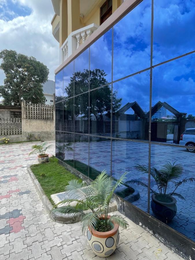 Moments Park Motel Daressalam Exterior foto