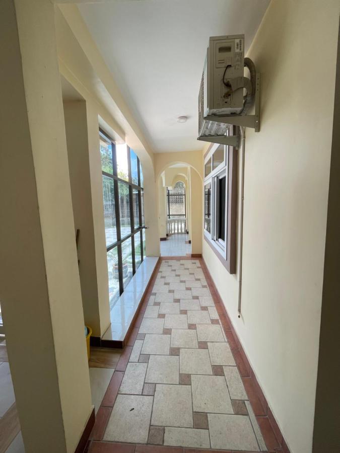 Moments Park Motel Daressalam Exterior foto