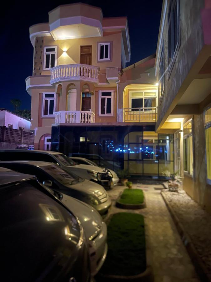 Moments Park Motel Daressalam Exterior foto