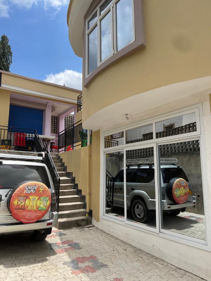 Moments Park Motel Daressalam Exterior foto
